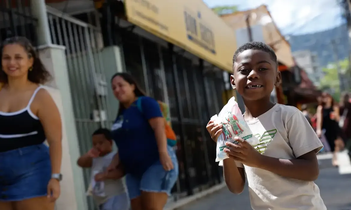Cosme celebra tradição com fé e alegria nas ruas do Rio