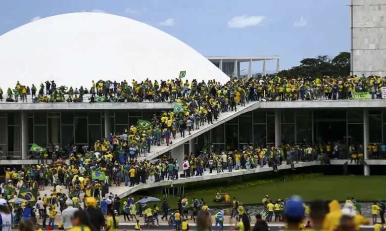 Câmara discute anistia a golpistas em reunião marcada por Hugo Motta