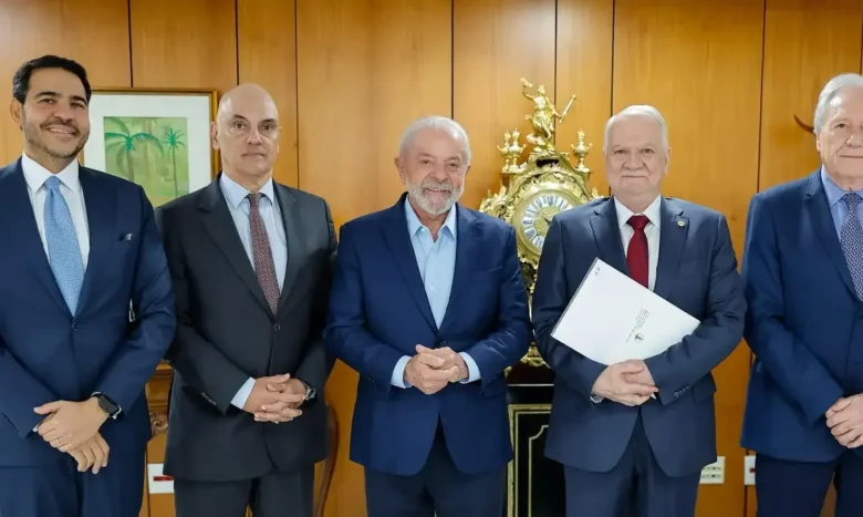 Fachin e Moraes convidam Lula para assumir o comando do STF