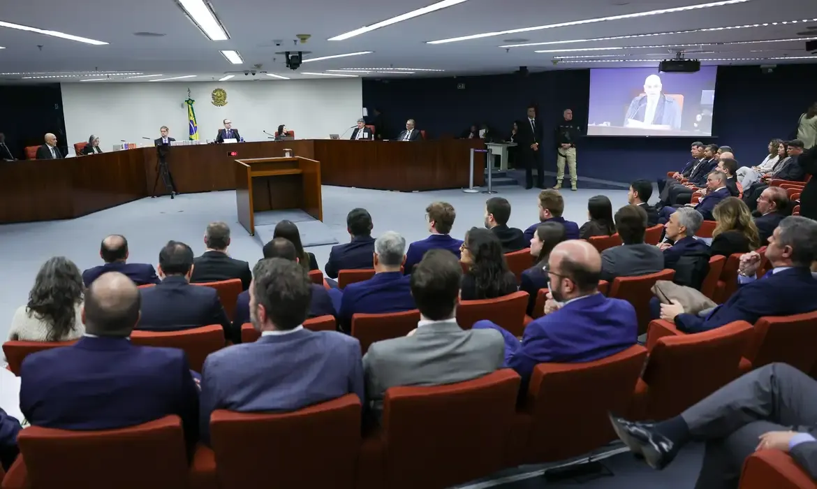 Julgamento de Bolsonaro retoma defesas após sustentação do PGR