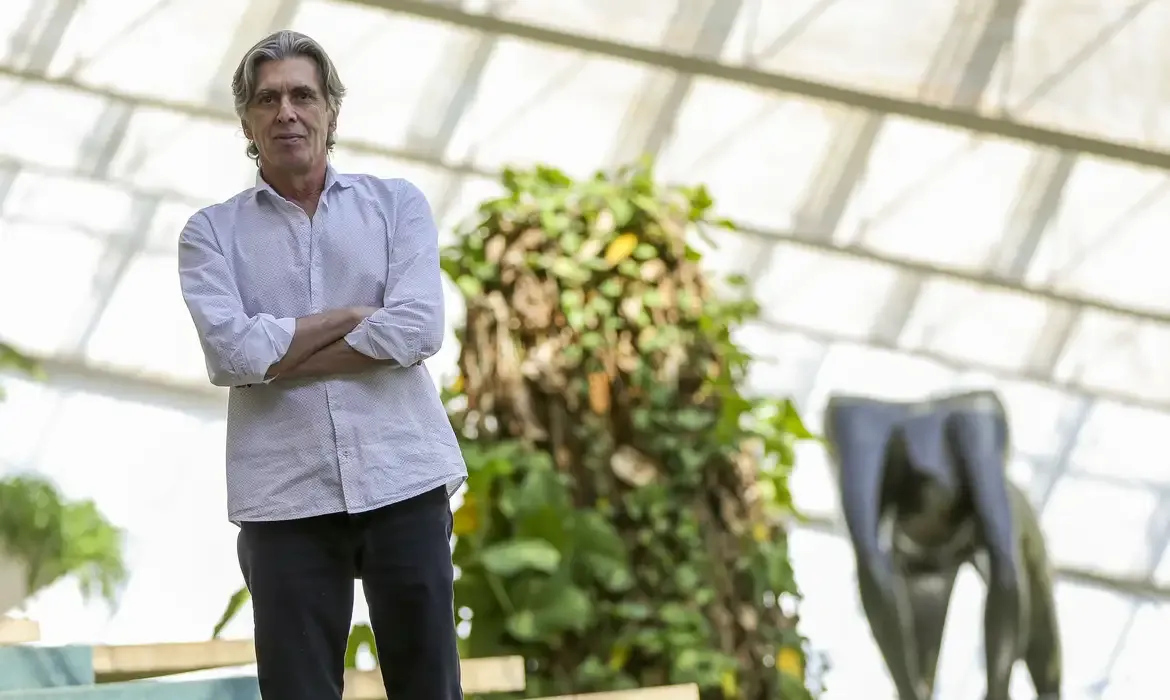 Morre aos 70 anos o dramaturgo Guilherme em Brasília