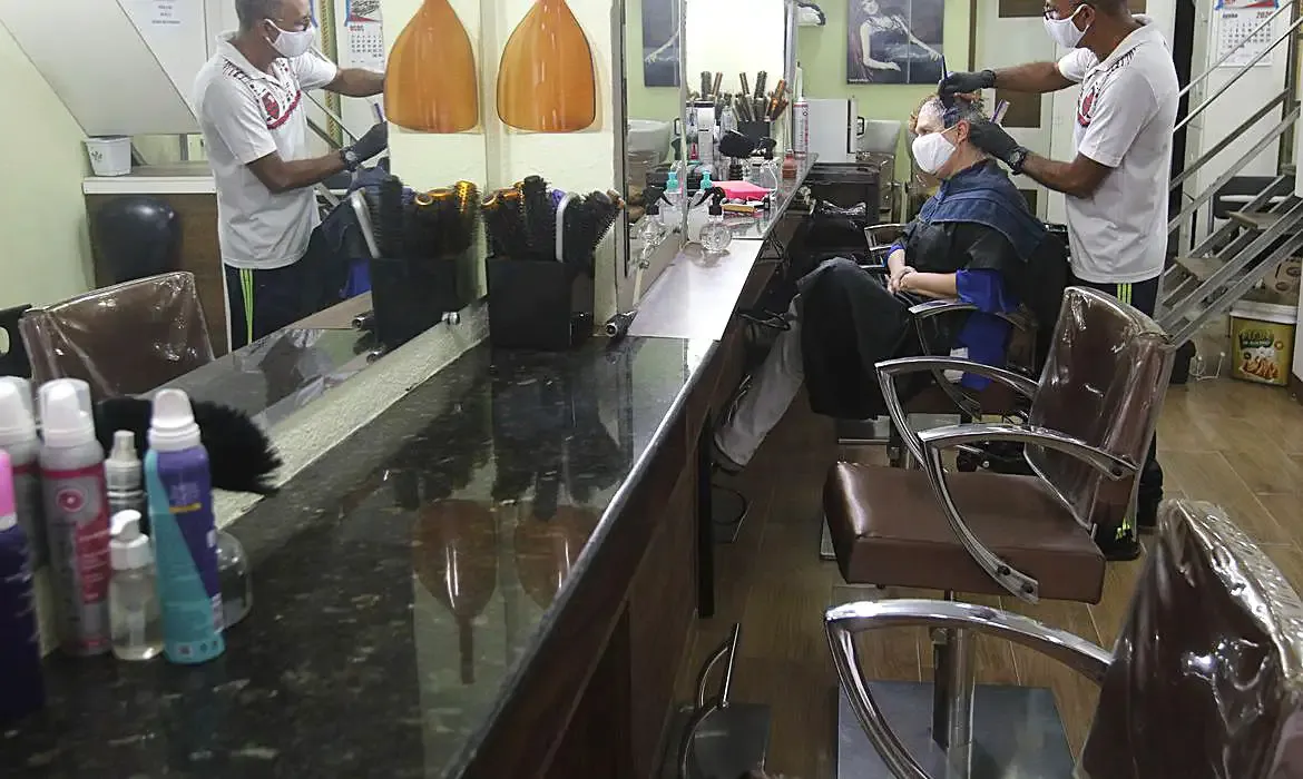 Setor de serviços cresce 0,3% em julho e mantém sequência de altas