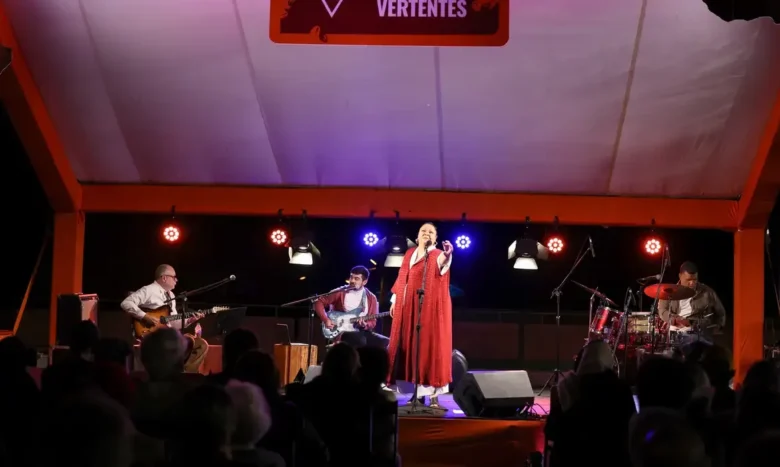 Cantora celebra união e combate à intolerância em show no Festival Artes Vertentes