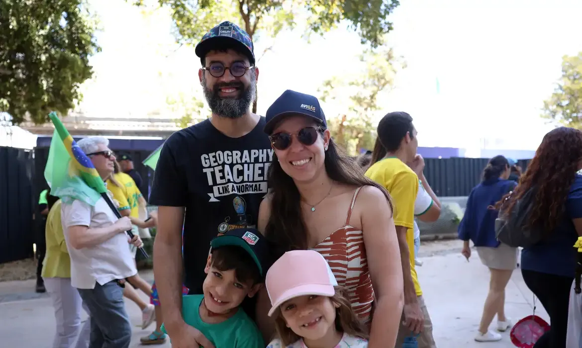 Brasileiros celebram soberania durante desfile do Dia da Independência
