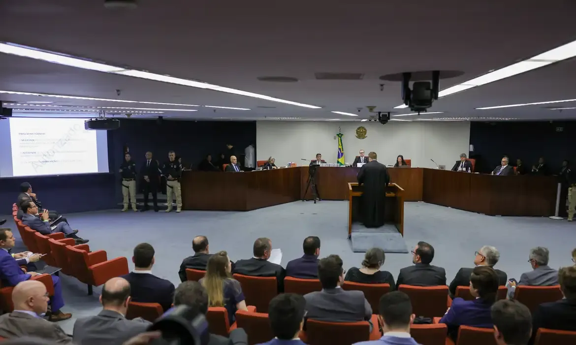 Trama golpista no STF tem julgamento suspenso após falas da defesa