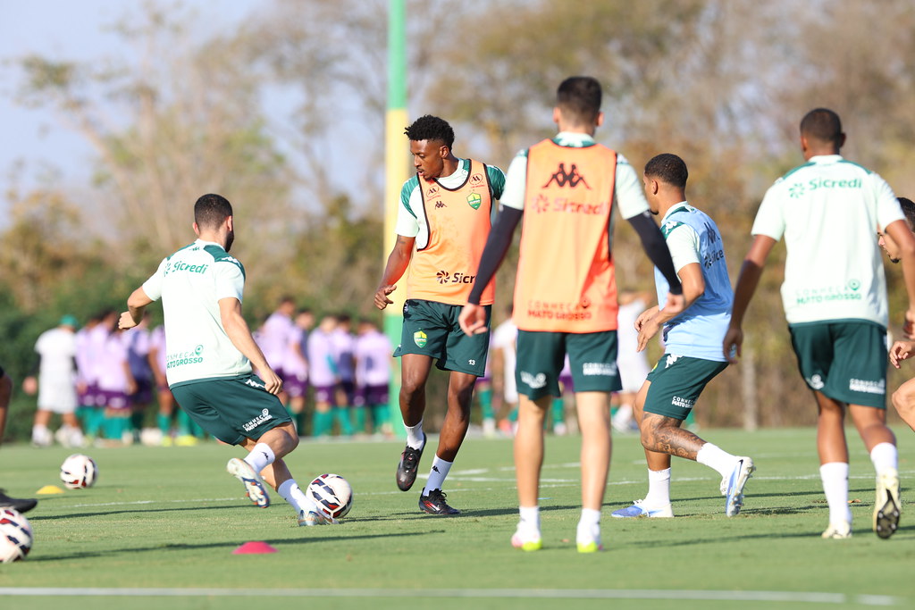 Cuiabá x CRB: Onde assistir ao vivo, escalações e tudo sobre o duelo da Série B. Imagem: AssCom Dourado