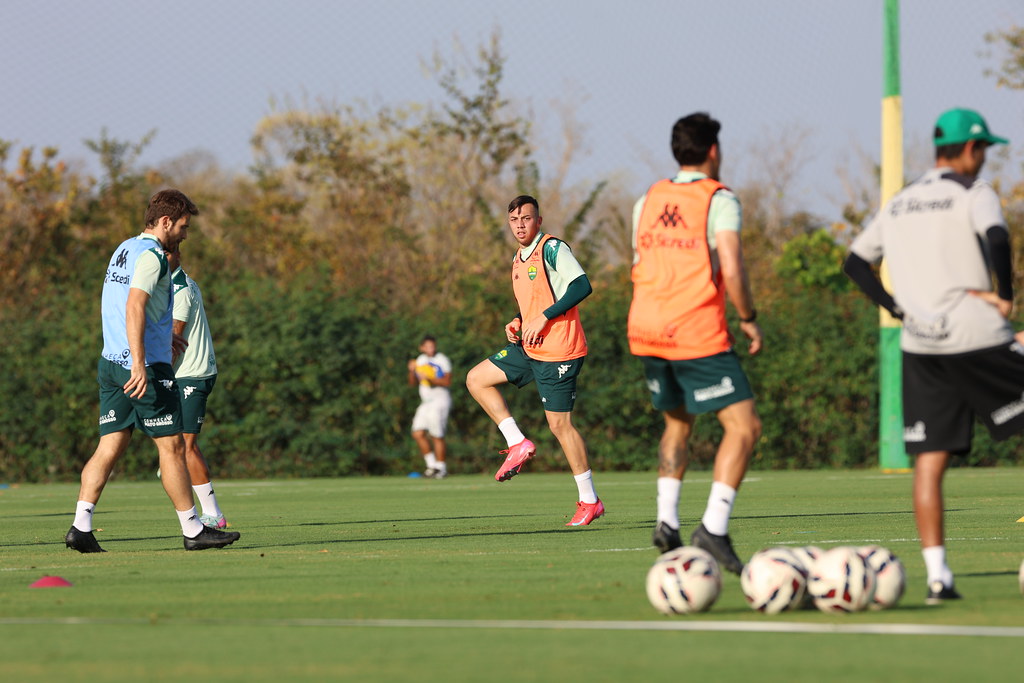 Cuiabá x CRB: Onde assistir ao vivo, escalações e tudo sobre o duelo da Série B. Imagem: AssCom Dourado Cuiabá x CRB: Onde assistir ao vivo, escalações e tudo sobre o duelo da Série B. Imagem: AssCom Dourado
