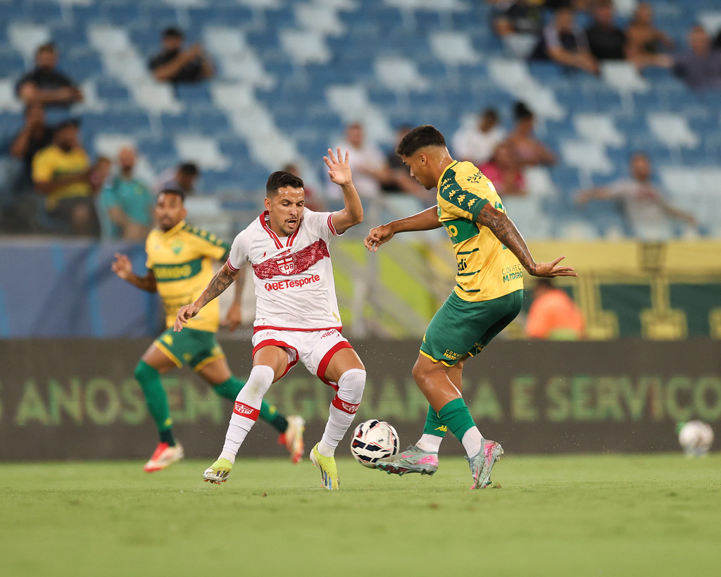 Lance de Cuiabá x CRB. Imagem: AssCom Dourado Lance de Cuiabá x CRB. Imagem: AssCom Dourado