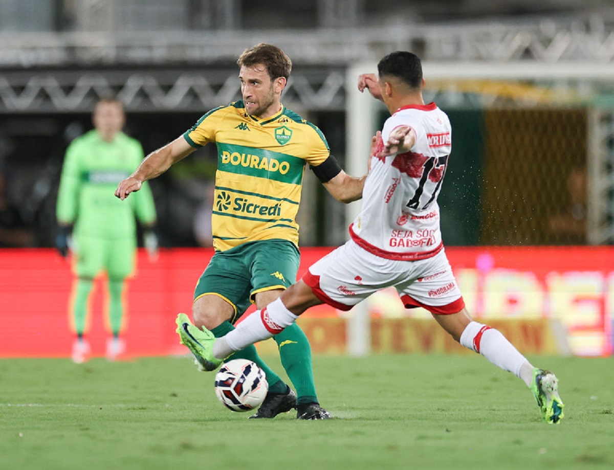 Lance de Cuiabá x CRB. Imagem: AssCom Dourado