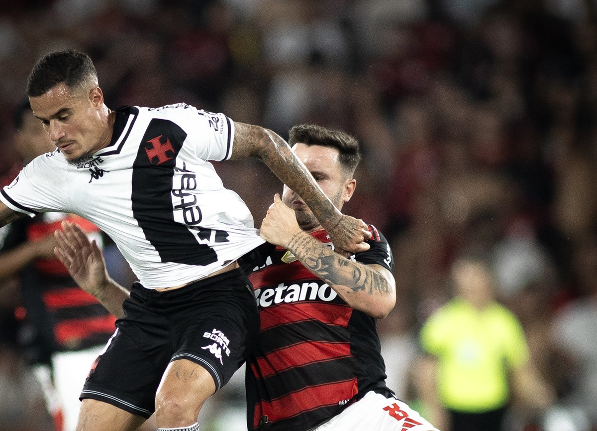 Vasco x Bahia: onde assistir, escalações e desfalques no duelo atrasado do Brasileirão. Imagem: Matheus Leite/CR Vasco
