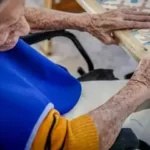 Escritora mineira lança livro inspirado na relação com a avó e o Alzheimer