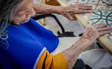 Escritora mineira lança livro inspirado na relação com a avó e o Alzheimer