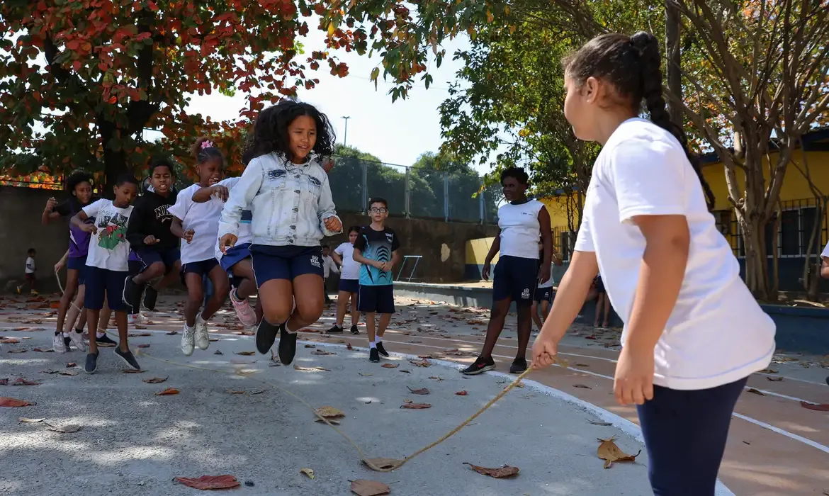 Celular proibido em escolas do Rio aumenta desempenho e socialização