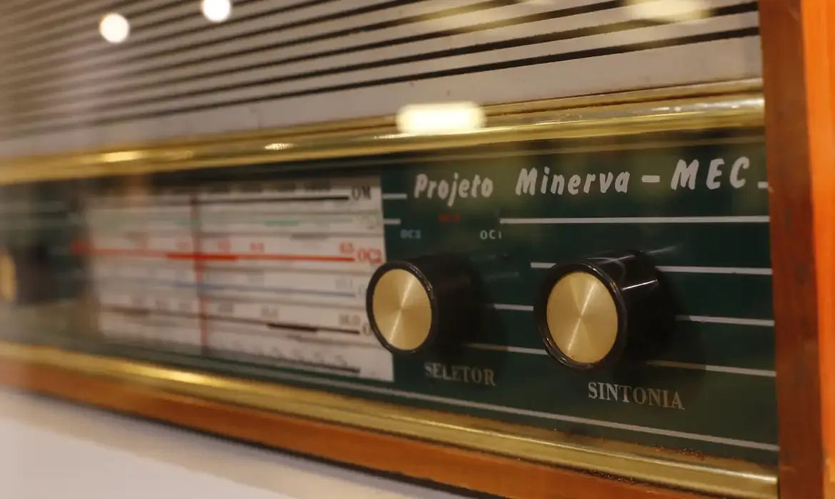 Rádio celebra 102 anos como marco da cultura e educação no Brasil