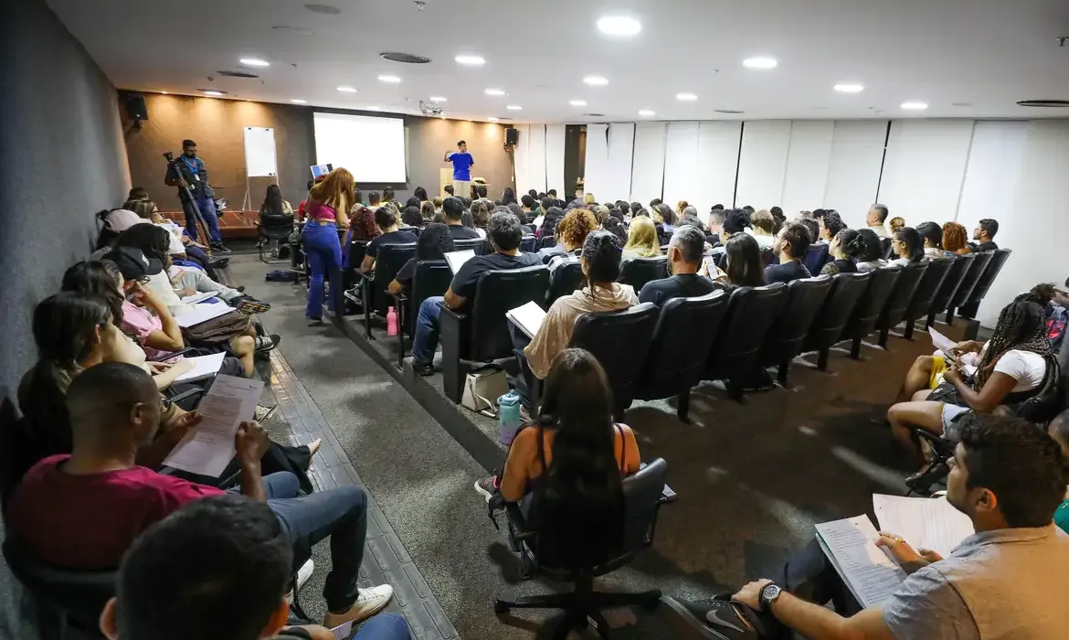 CNU 2025: falta um mês para a primeira prova do Enem dos concursos