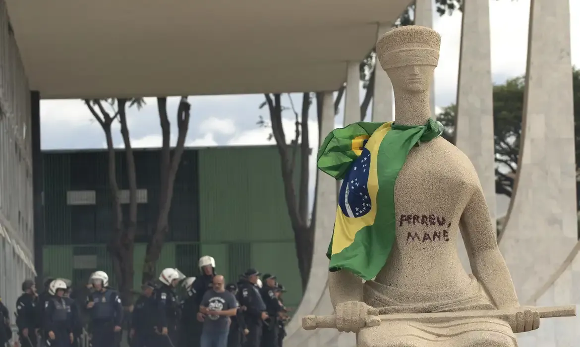 Moraes mantém prisão domiciliar de condenada por pichar estátua no 8 de janeiro