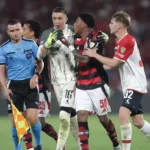 Conmebol anula cartão e libera Plata para jogar pelo Flamengo