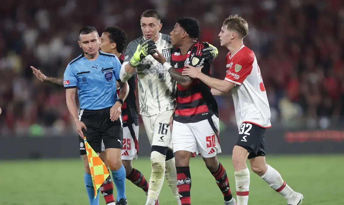 Conmebol anula cartão e libera Plata para jogar pelo Flamengo