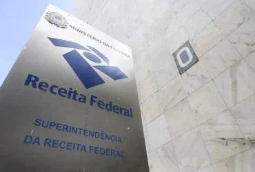 Receita apreende carga irregular de combustíveis em dois navios no Rio