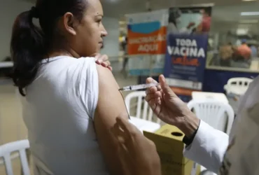Vacina da covid protege contra complicações cardíacas e covid longa