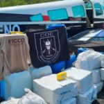 Operação conjunta desarticula esquema de tráfico aéreo em Urucará; aeronave foi inutilizada no local após abandono de criminosos.