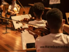 Aulas gratuitas de música transformam jovens no Complexo da Maré