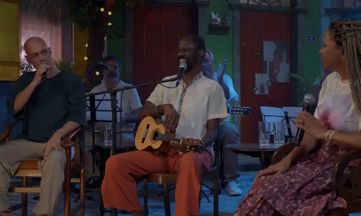 Samba celebra tradição no programa Samba na Gamboa com Poeira Pura