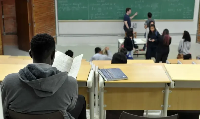 MEC oferece 7,8 mil vagas de pós-graduação gratuita para professores