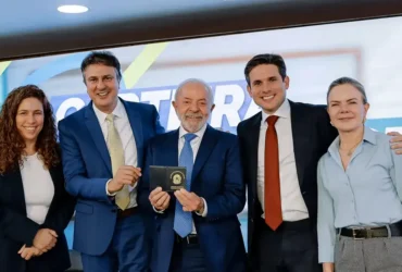 Professor ganha nova carteira nacional com benefícios exclusivos