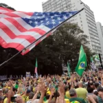 Bandeira dos EUA se torna símbolo da direita brasileira em atos pró-Bolsonaro