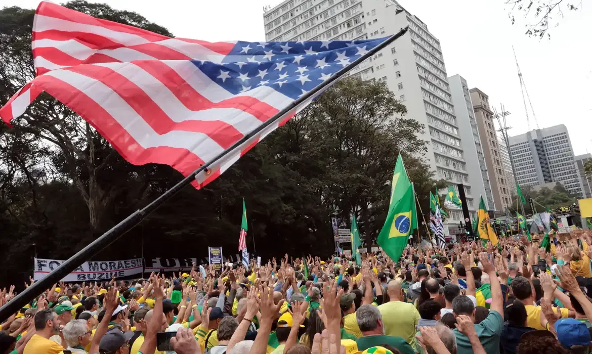 Bandeira dos EUA se torna símbolo da direita brasileira em atos pró-Bolsonaro