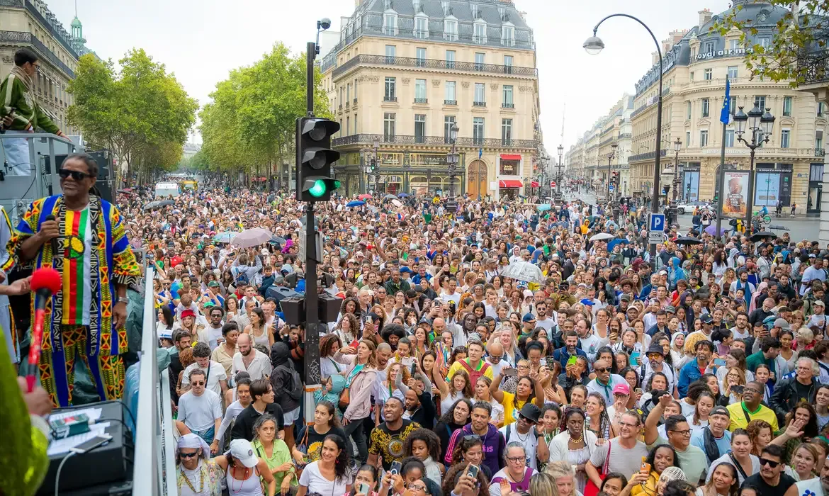 Lavagem de Madeleine reúne 60 mil pessoas em Paris celebrando a cultura afro-brasileira