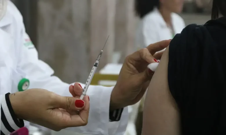 Vacina reduz riscos da covid em gestantes e protege bebês