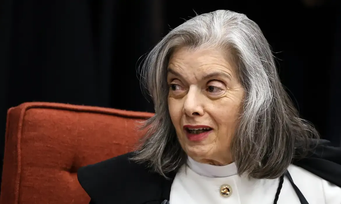 Cármen Lúcia forma maioria para condenação de Bolsonaro e aliados