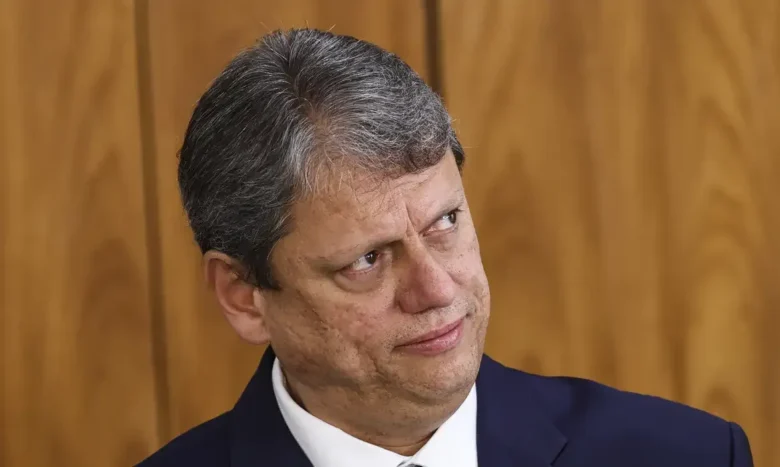 Moraes solicita parecer da PGR sobre investigação de Tarcísio