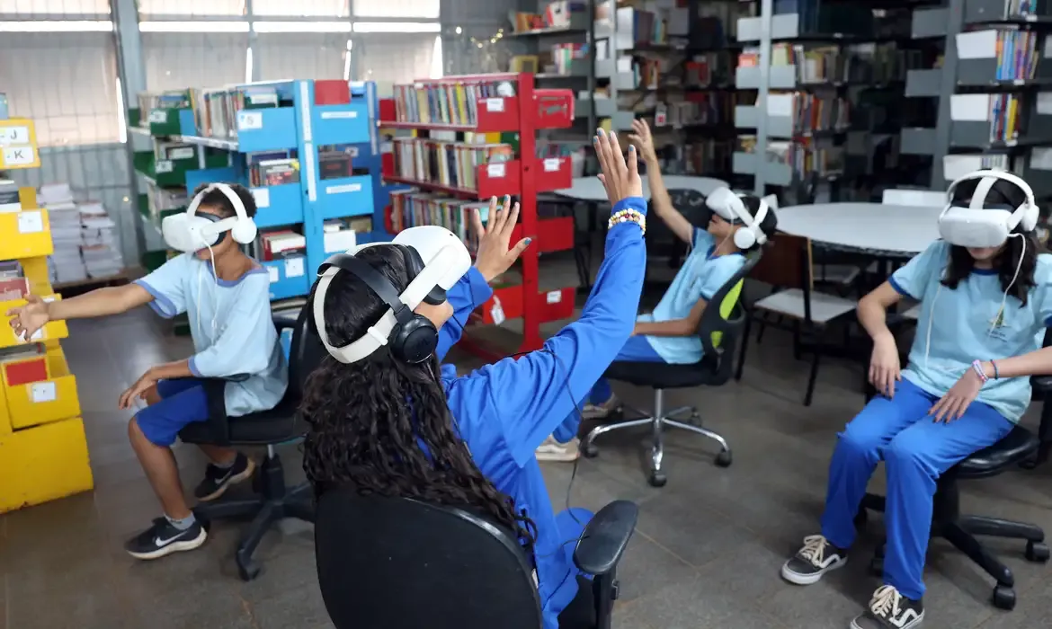 Rádio Nacional da Amazônia celebra o bioma com realidade virtual em escola do DF