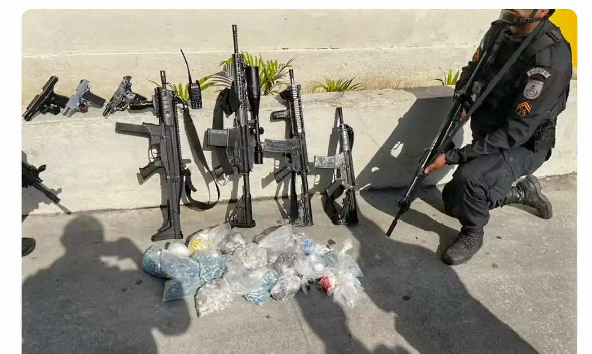 Fuzis apreendidos pela polícia do Rio já somam 500 em 2025