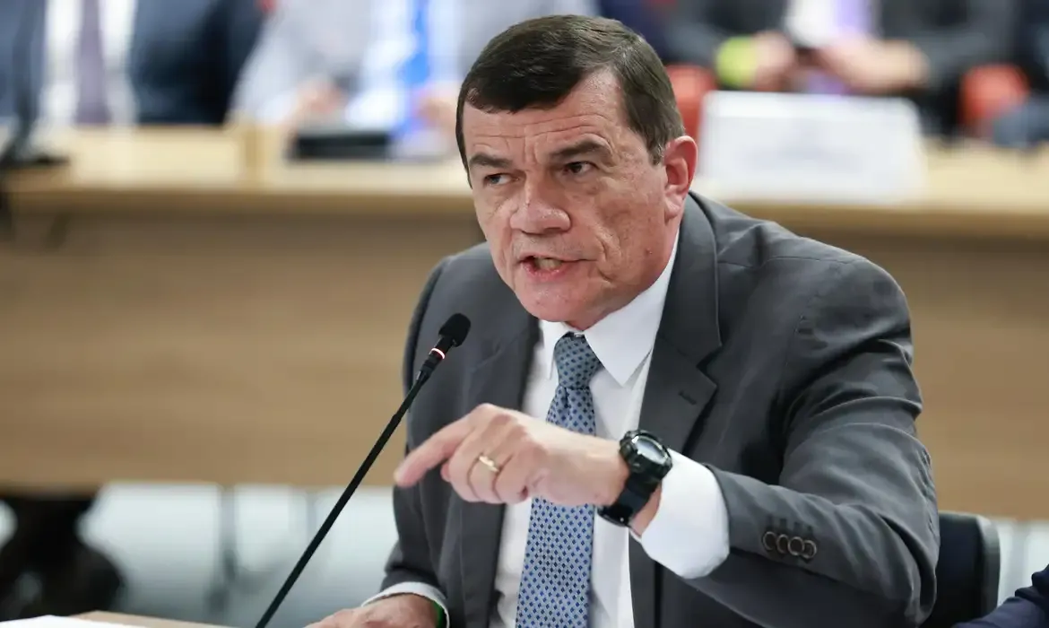 Fux vota pela absolvição de ex-ministro da Defesa em caso de golpe