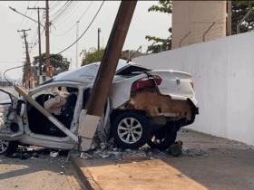Condutor foi arremessado para fora do veículo e passageira sofreu traumatismo; ambos foram socorridos pelo Corpo de Bombeiros e levados ao hospital em estado grave, porém estável.