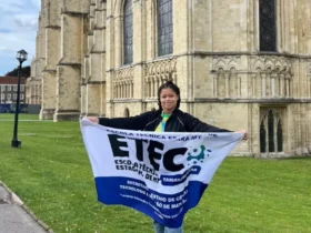 Aluna da ETEC Tangará da Serra leva bandeira da escola para Inglaterra e celebra oportunidades