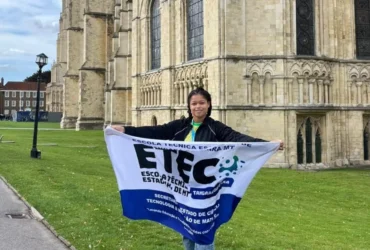 Aluna da ETEC Tangará da Serra leva bandeira da escola para Inglaterra e celebra oportunidades