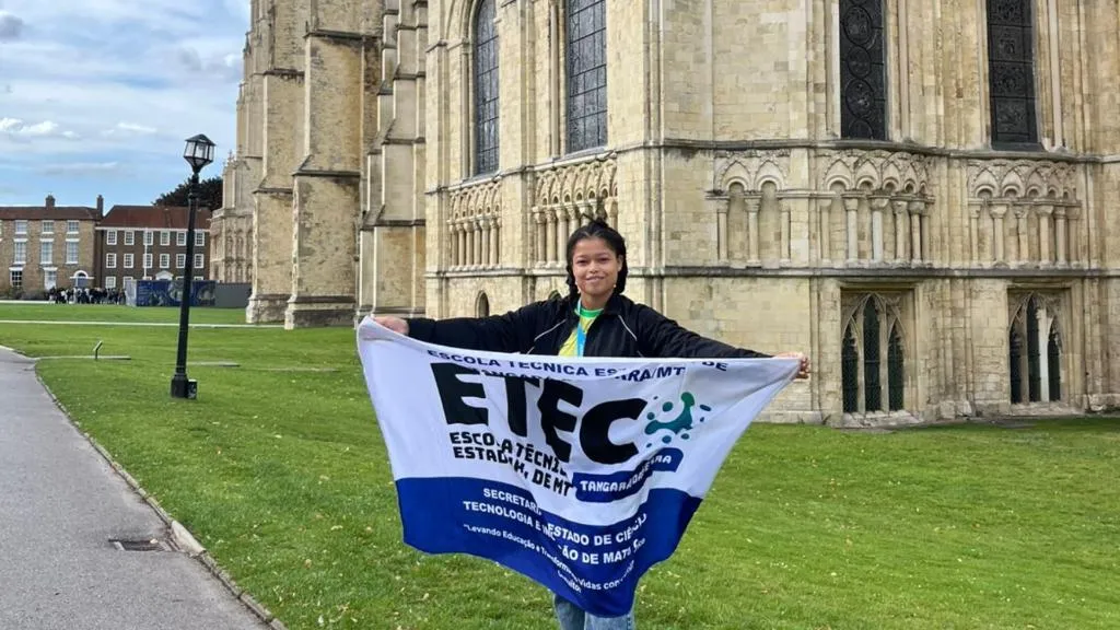 Aluna da ETEC Tangará da Serra leva bandeira da escola para Inglaterra e celebra oportunidades