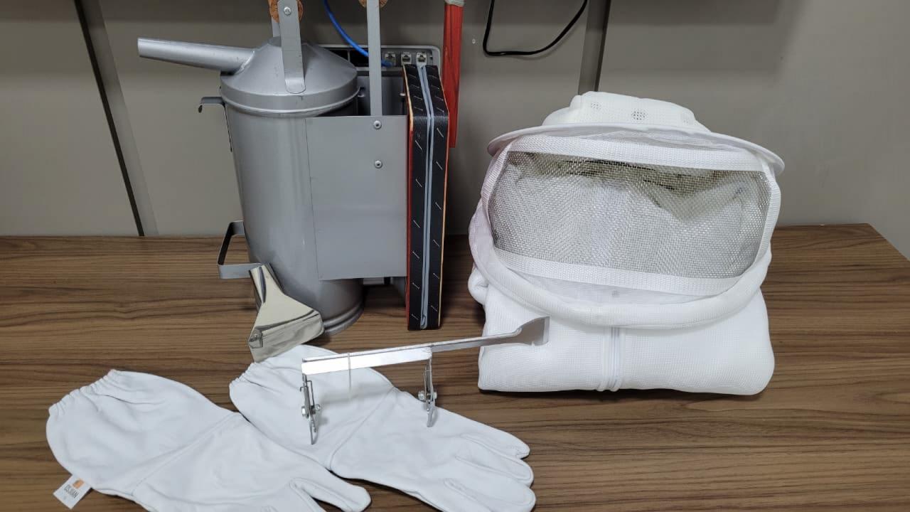 Apicultores do programa Vitamel de Sorriso recebem kits de protecao para trabalho