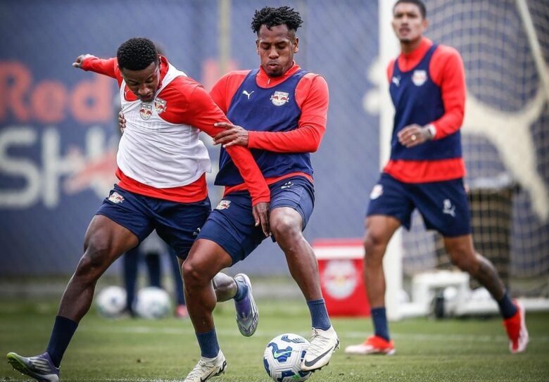 Red Bull Bragantino x Santos: Onde assistir, escalações e tudo sobre o jogo do Brasileirão 2025. Imagem: Ari Ferreira RedBullBragantino