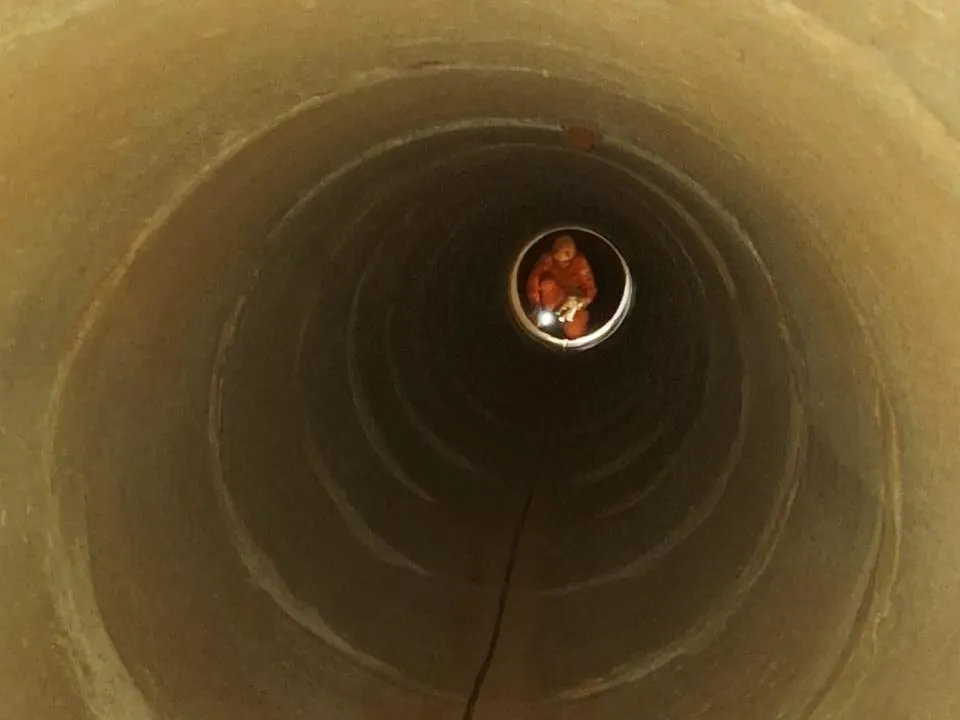 Bombeiros resgatam filhote de cachorro preso em bueiro em Pedra Preta