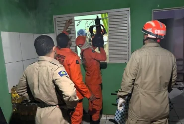 Homem é resgatado após ficar preso em janela de casa em Mato Grosso