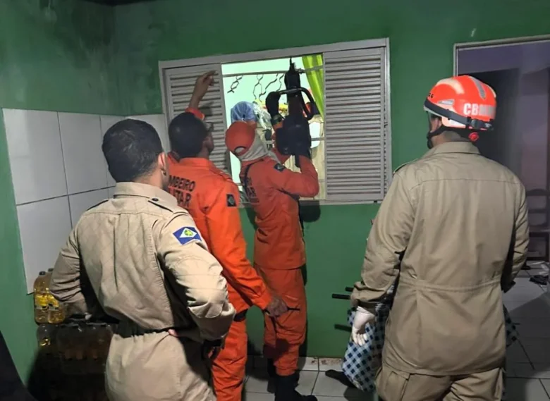 Homem é resgatado após ficar preso em janela de casa em Mato Grosso