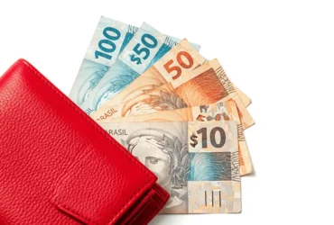 Carteira Vermelha com Reais