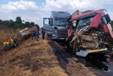 Acidente com caminhões em Primavera do Leste deixa motorista ferido