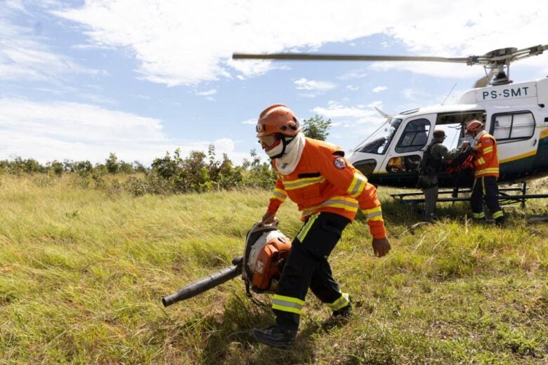 Corpo de Bombeiros de Mato Grosso combate 12 incendios florestais neste sabado